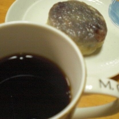 「いきなり団子？」って名前だったと思うんですが、
頂いて・・・・・・こちらのコーヒーと一緒に
美味しく頂きました。(*^_^*)